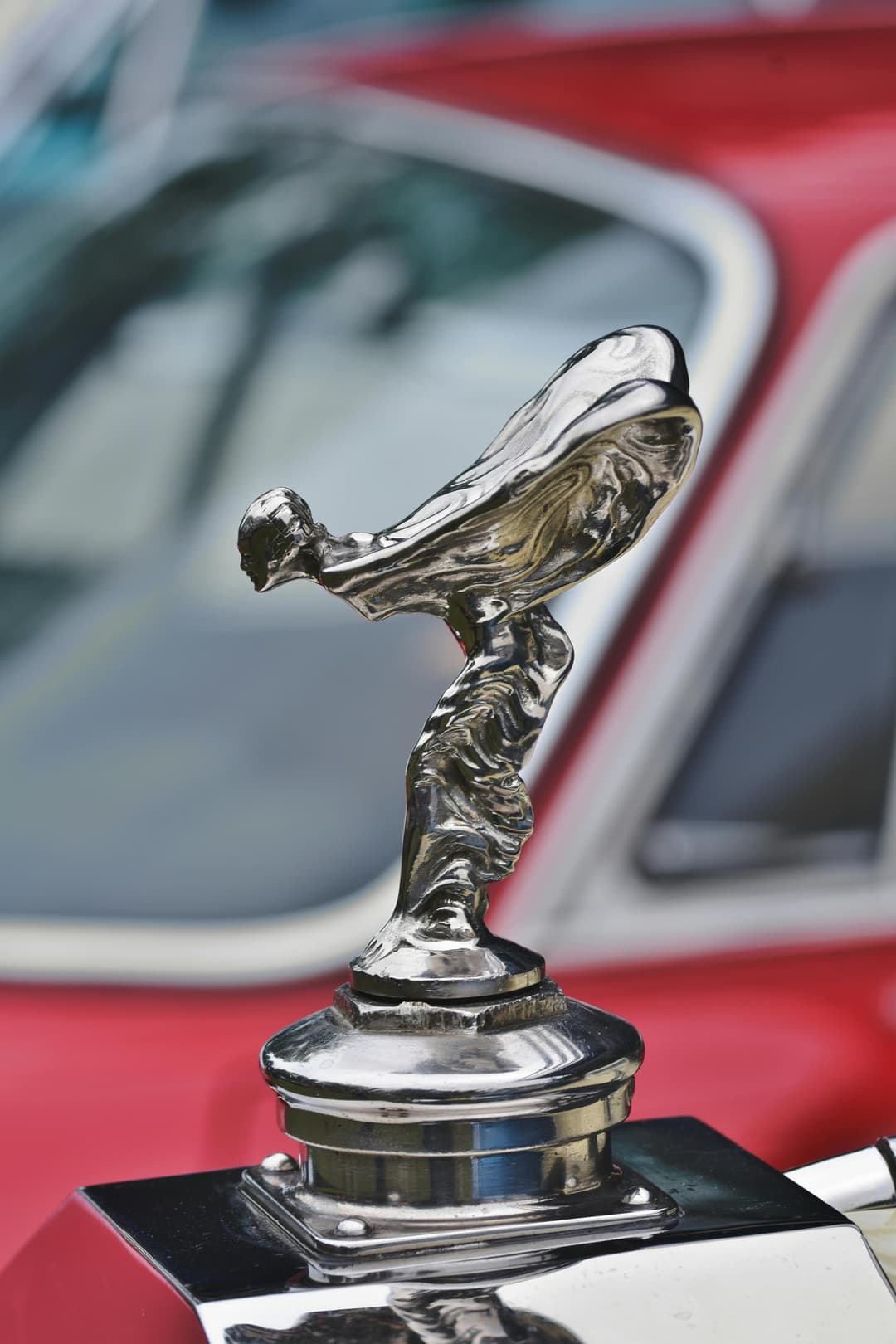 Retrospectivă: 100 de ani de inovații Rolls-Royce – de la Spirit of Ecstasy la mașina autonomă
