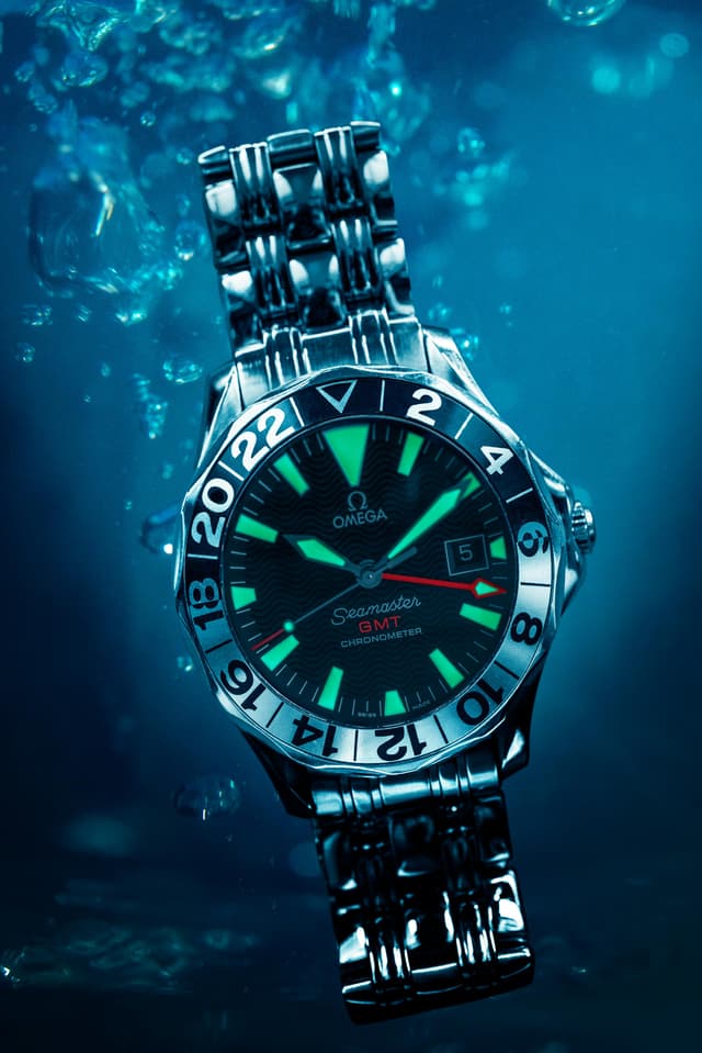 Recenzie comparativă: Rolex Submariner vs. Omega Seamaster – duel subacvatic