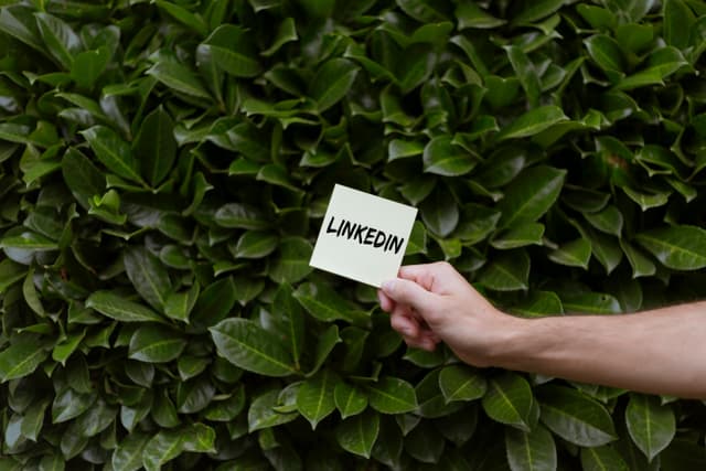 Postări de impact LinkedIn: cum îți construiești brandul personal