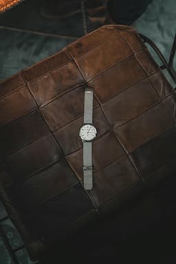 Accesorii metalice: curele, butoni și ceasuri asortate