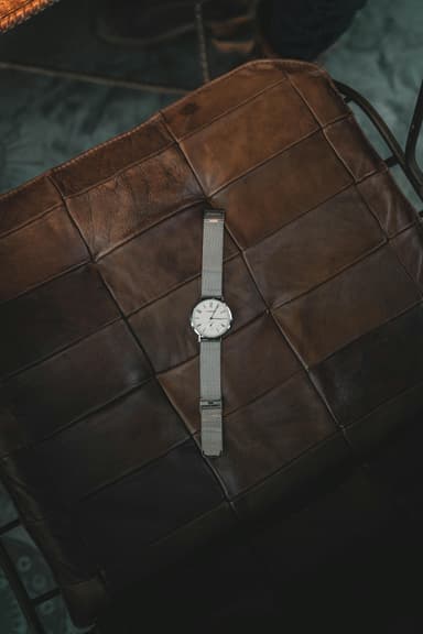 Accesorii metalice: curele, butoni și ceasuri asortate