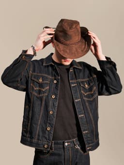 Accesorii din piele vegana – trend sustenabil în stil masculine