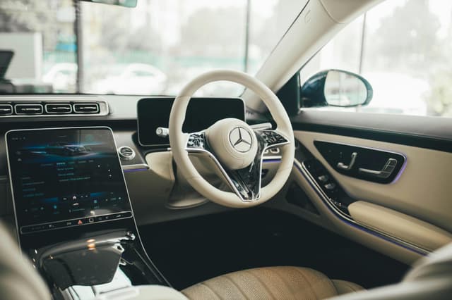 Viitorul luxului high-tech: Cum schimbă inteligența artificială experiența mașinilor premium