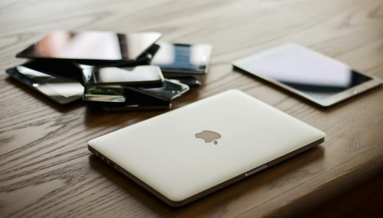Top 10 gadgeturi premium în 2025: de la smartphone-uri de lux la televizoare 8K