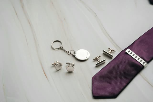 Accesorii minimaliste: cravate texturate & butoni elevati