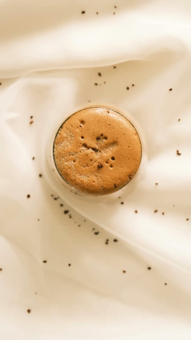 Culoarea Mocha Mousse – cum transformi garderoba într-un sanctuar