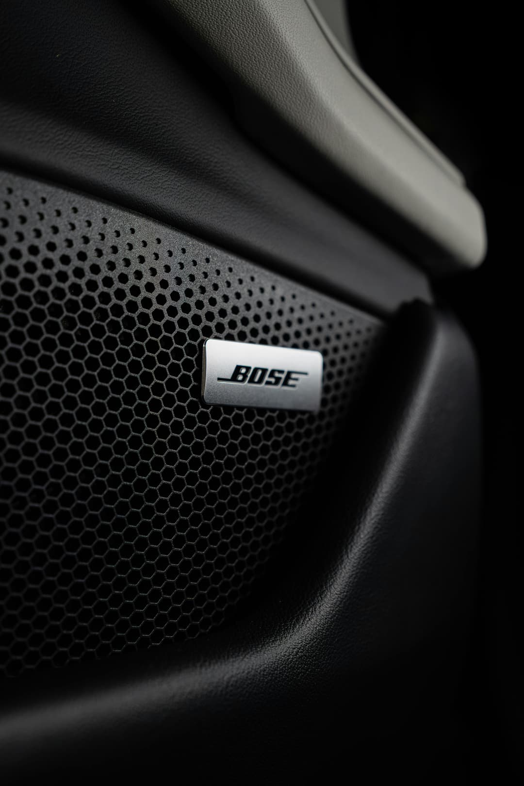 Conectivitate supremă: Cele mai avansate sisteme audio auto de la Bang & Olufsen și Bose