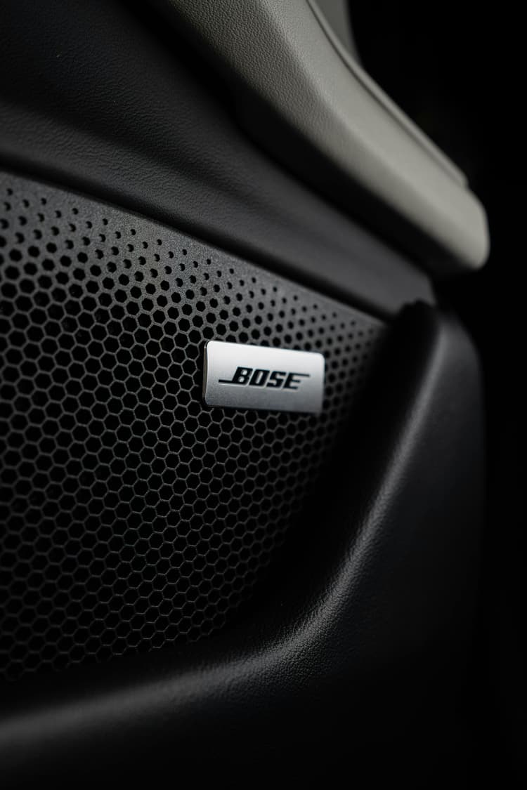 Conectivitate supremă: Cele mai avansate sisteme audio auto de la Bang & Olufsen și Bose