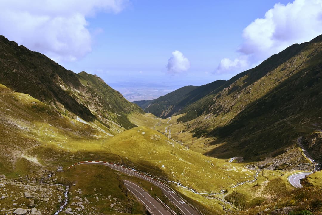 Viața la volan: plăcerea unui road trip cu un supercar pe șoselele din România