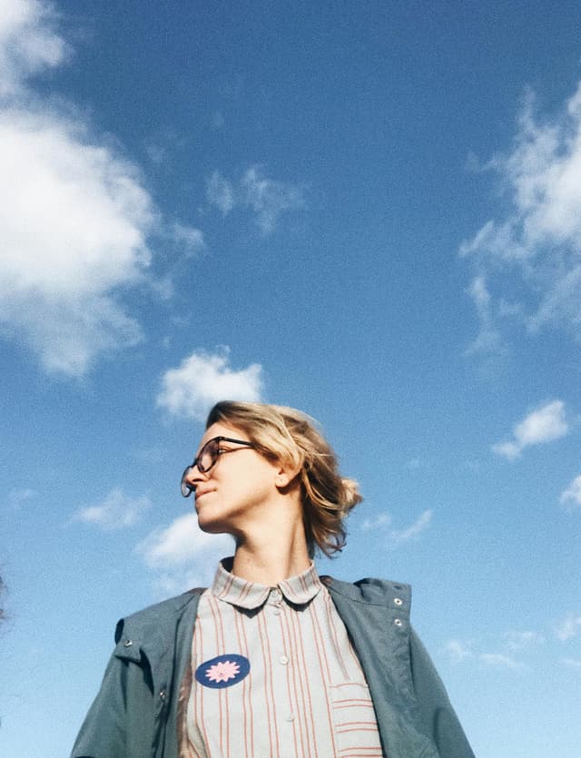 Jachete windbreaker minimaliste – esențiale în primăvara urbană