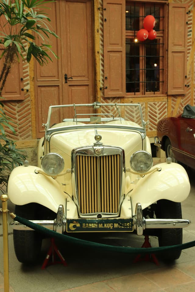 Colecții și pasiuni: De ce investesc gentlemenii în artă, ceasuri și mașini clasice