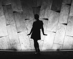 Ținute monochrome: impact vizual minimalist
