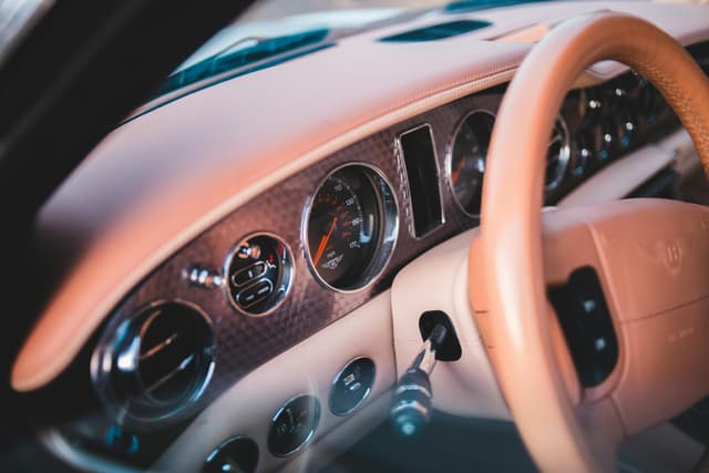 Tehnologie de precizie: Colaborarea Bentley - Breitling pentru instrumente de bord de lux