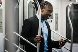Cum creezi un man cave elegant cu echipamente smart