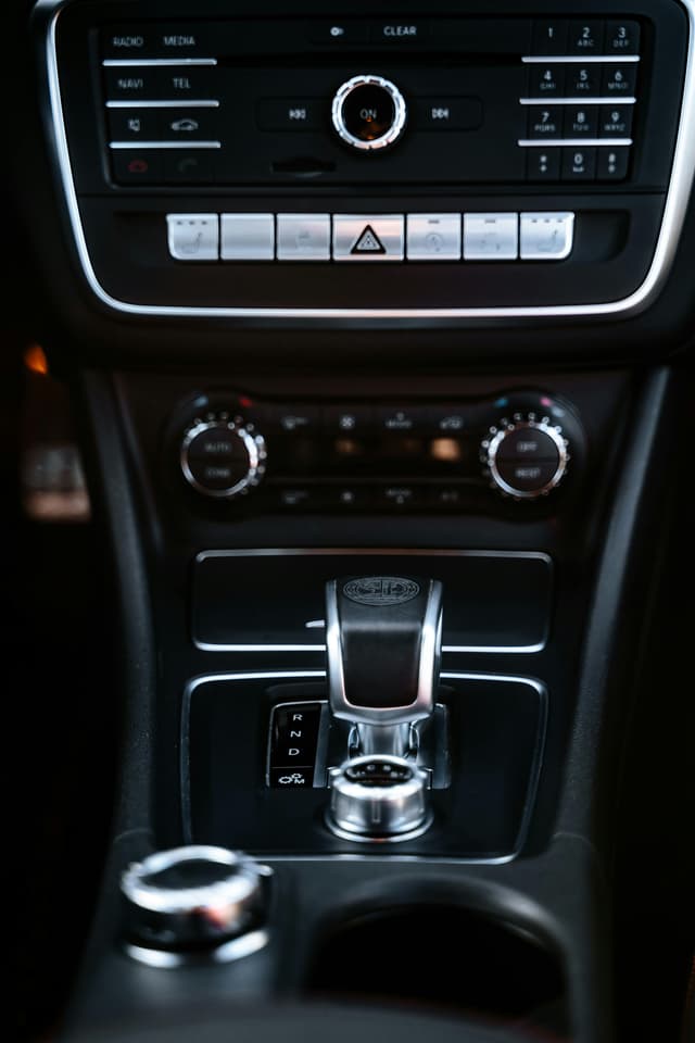 Head-up display vs infotainment clasic – ce alegi?