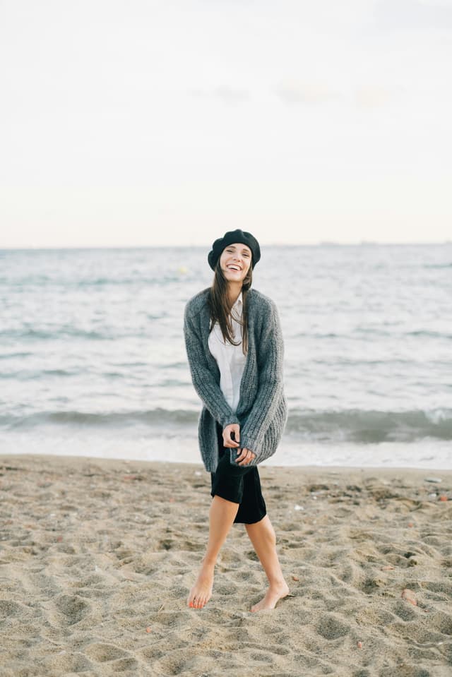 Preppy reinventat: polo, loafers și cardigan în stil Ivy-Coastal