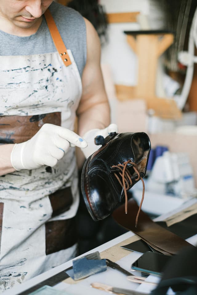 În culisele luxului: Cum sunt realizați manual pantofii John Lobb într-un atelier englezesc