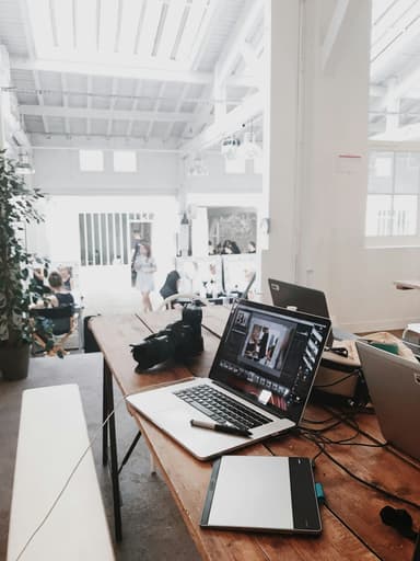Gadgeturi tech pentru desk setup-ul unui gentleman modern