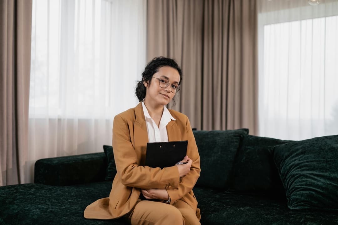Business attire 2025: Cum evoluează costumul office în epoca muncii de la distanță