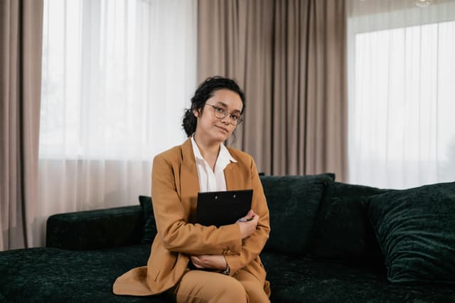 Business attire 2025: Cum evoluează costumul office în epoca muncii de la distanță