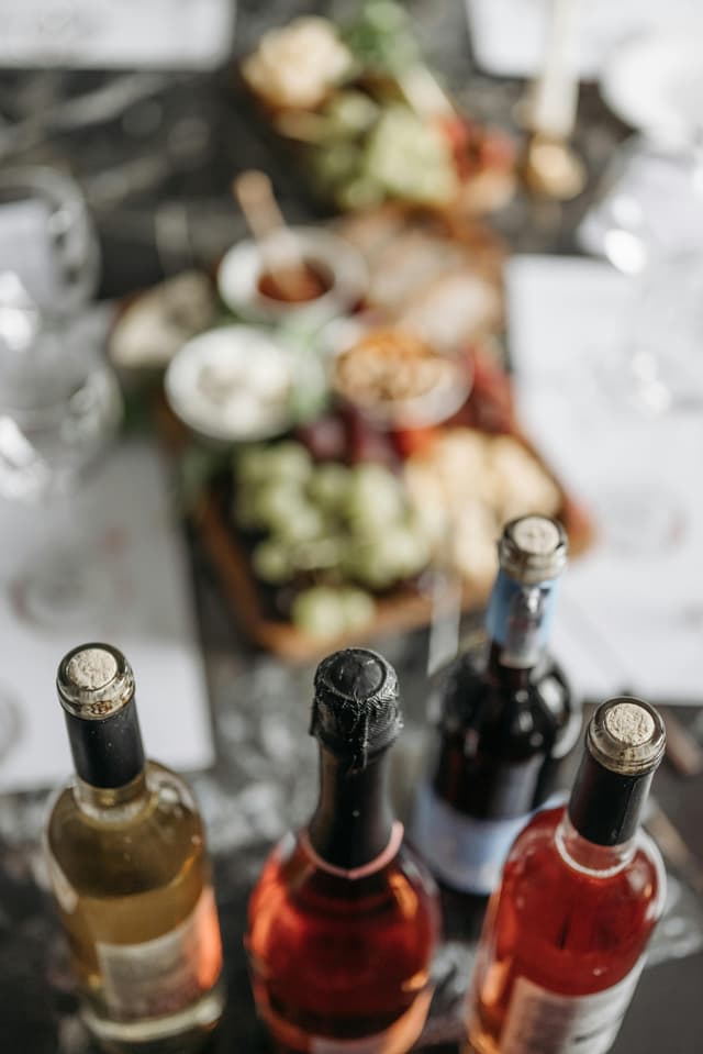 Cum organizezi o degustare de vin la birou