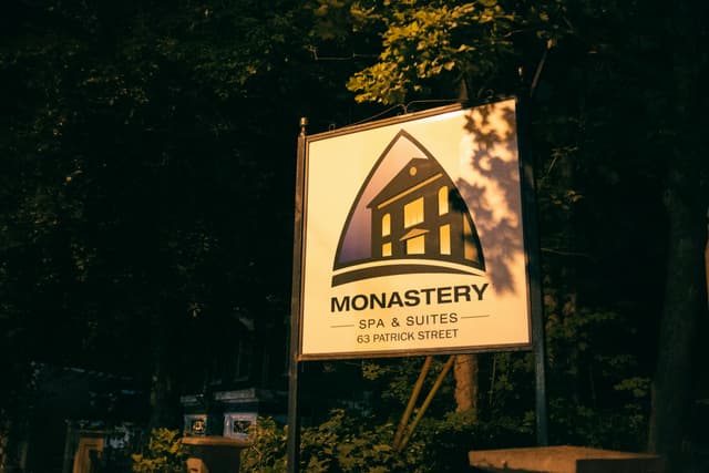 Trendul „quiet luxury” – ceasuri fără logo agresiv