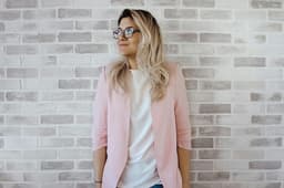 Third piece în styling: rolul sacoului sau cardiganului urban