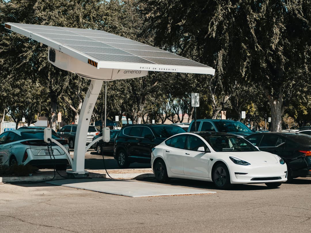 Mașini electrice premium: comparativ 2025 (Audi vs BMW vs Tesla)