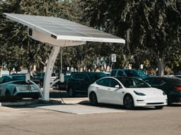 Mașini electrice premium: comparativ 2025 (Audi vs BMW vs Tesla)