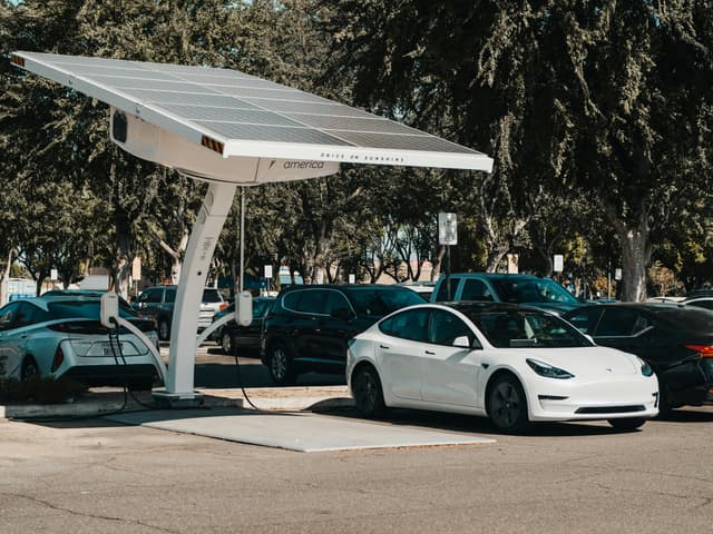 Mașini electrice premium: comparativ 2025 (Audi vs BMW vs Tesla)