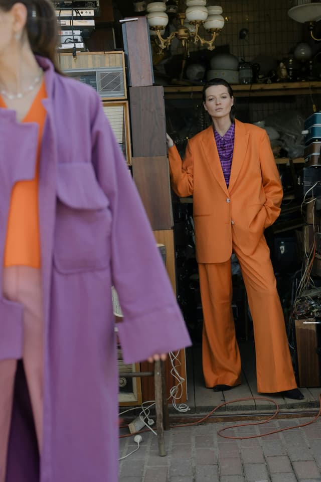 Tendințe retro: De ce revin costumele inspirate din anii '70 în garderoba modernă